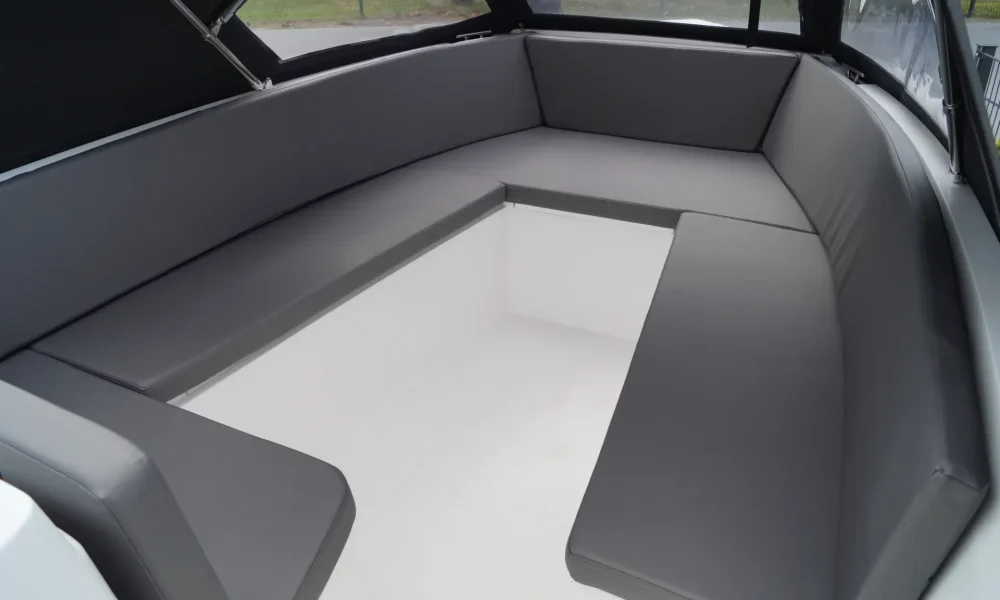 Komfortable Rundsitzgruppe mit viel Stauraum darunter