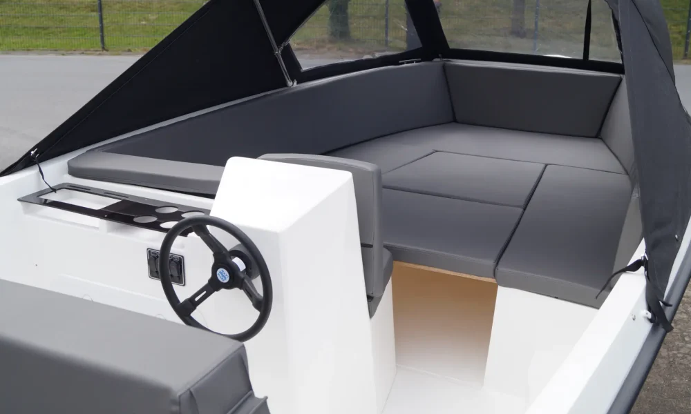 Komplette Innenansicht Phantom 570 Exclusive mit Sitzgruppe und Steuerstand