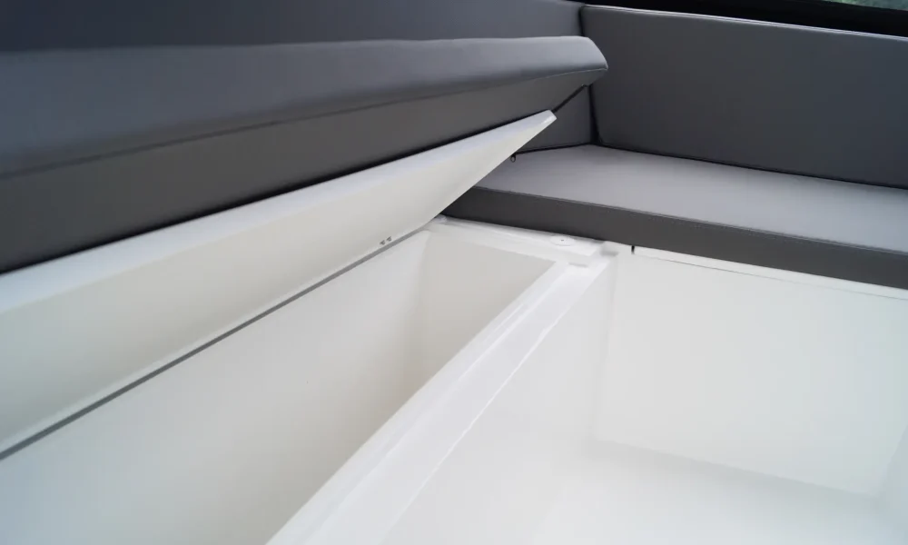 Auch unter der Liegefläche im Bug viel Platz für Zubehör