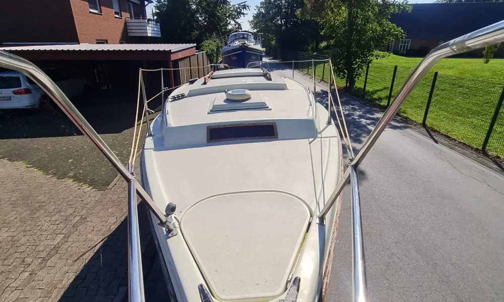 Bugansicht der Neptun 22 – sicheres Laufdeck mit Edelstahl-Bugkorb