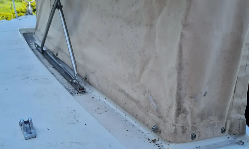 Aufgestelltes Hubdach der Neptun 22 von außen – mehr Kopffreiheit beim Segelboot