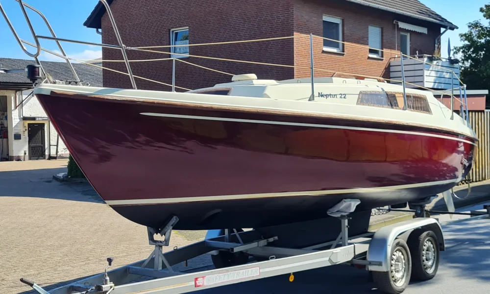 Gebrauchte Neptun 22 auf Trailer – Vorderansicht mit Rumpf in Bordeaux