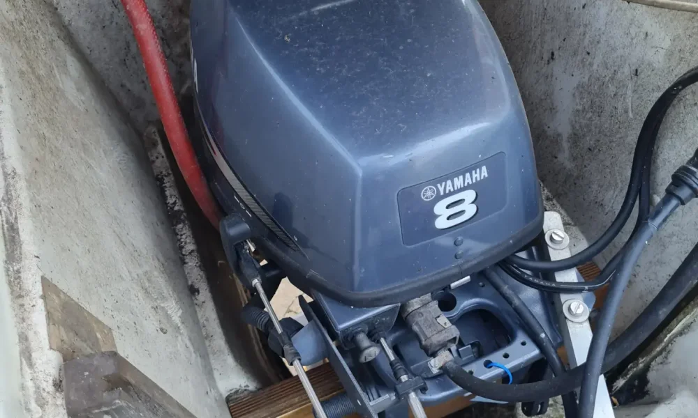 Außenborder Yamaha 8 PS mit E-Start im Schacht montiert