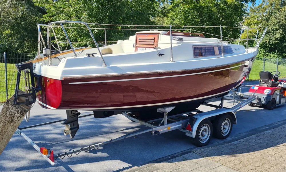 Neptun 22 von hinten mit Blick auf angehängte Ruderanlage und Trailer