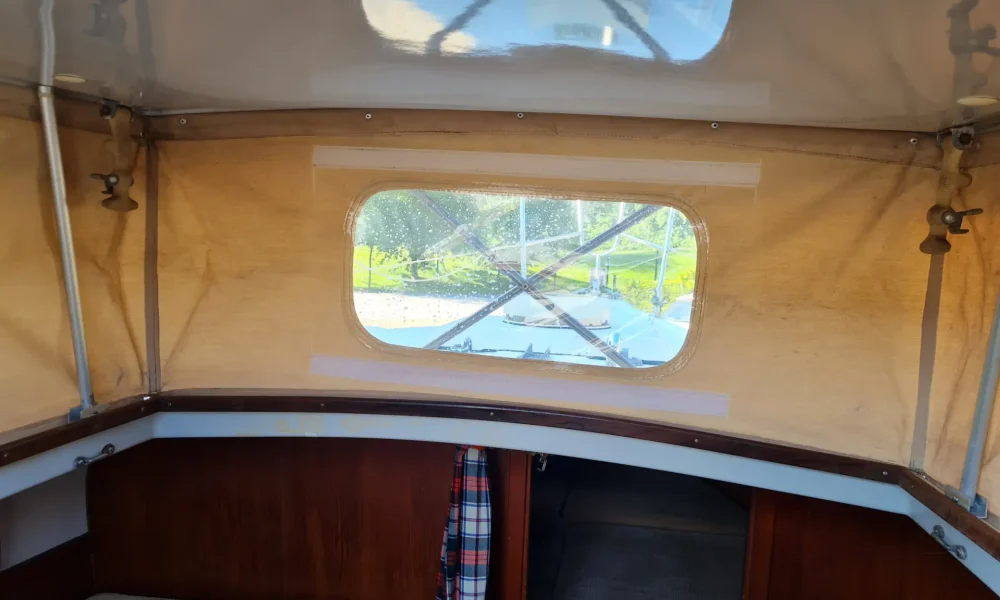 Innenansicht Neptun 22 mit geöffnetem Hubdach – mehr Raum unter Deck