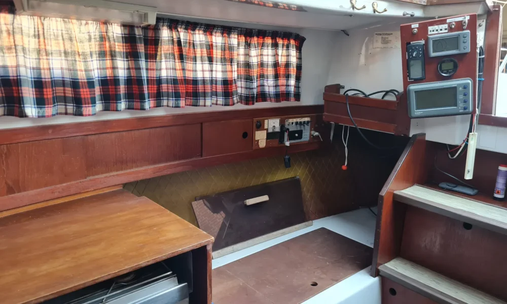 Innenansicht der Neptun 22 mit Blick auf Niedergang, Technikpanel und Hundekoje