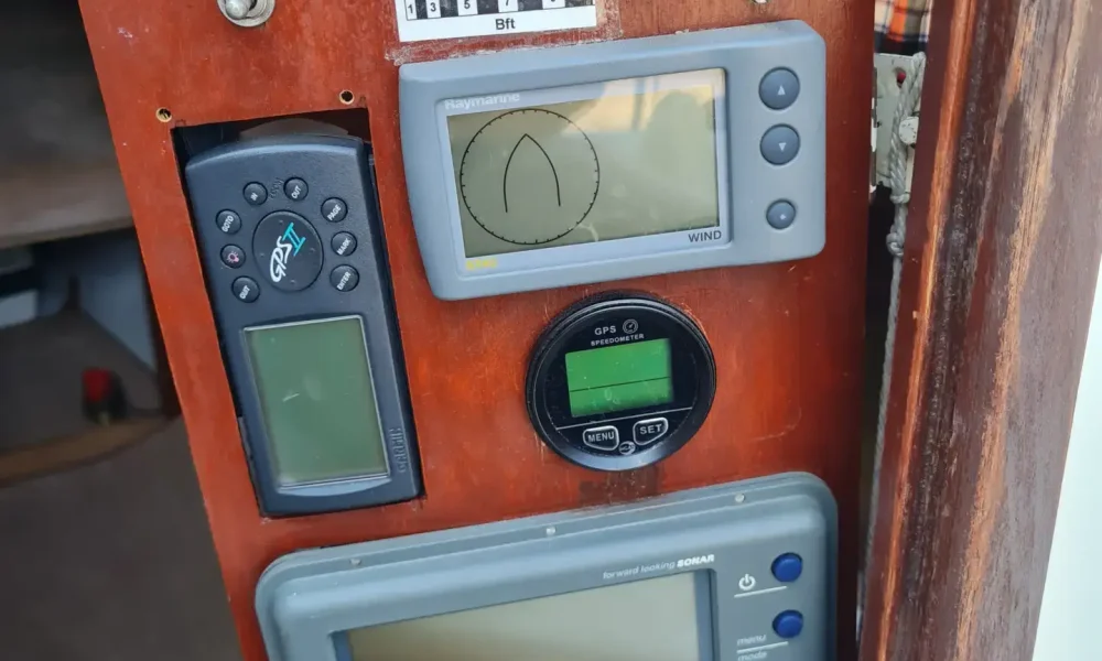 Navigationspanel der Neptun 22 mit Autopilot, Windanzeige und GPS