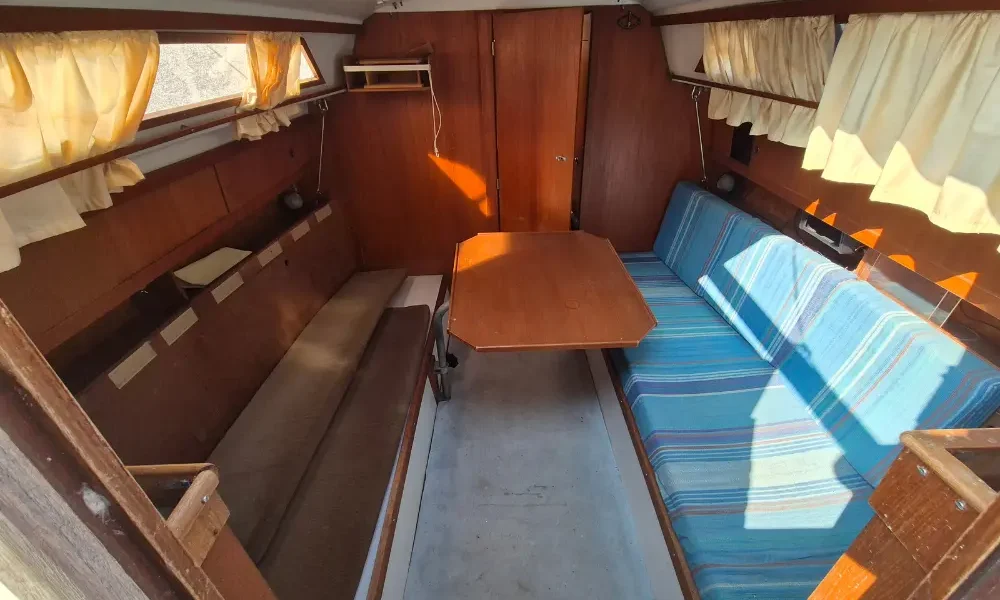 Innenraum Segelboot Neptun 27 mit Langkoje und Teakausbau