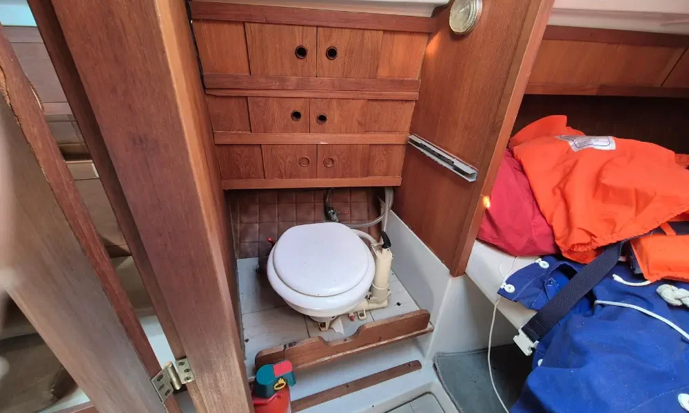 Nasszelle mit See-WC in der Neptun 27 mit Teak-Einbauschränken