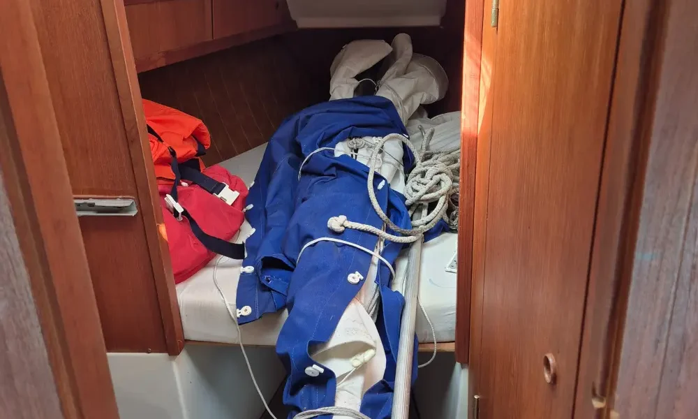Vorschiff mit Koje und verstauten Segeln in der Neptun 27