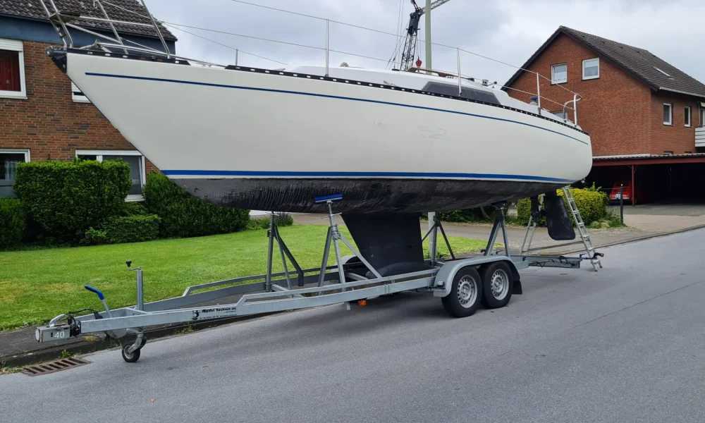 Neptun 27 Kielboot Baujahr 1977 Seitenansicht auf Trailer