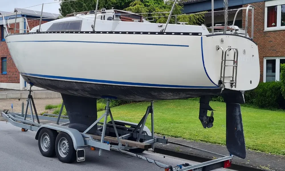 Neptun 27 Kielboot Baujahr 1977 auf Trailer. Gebrauchtes Segelboot vom Händler kaufen.