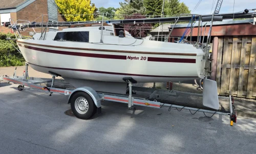 segelboot_kaufen_neptun20_hubdach_langkoje_kielschwerter_seitenansicht