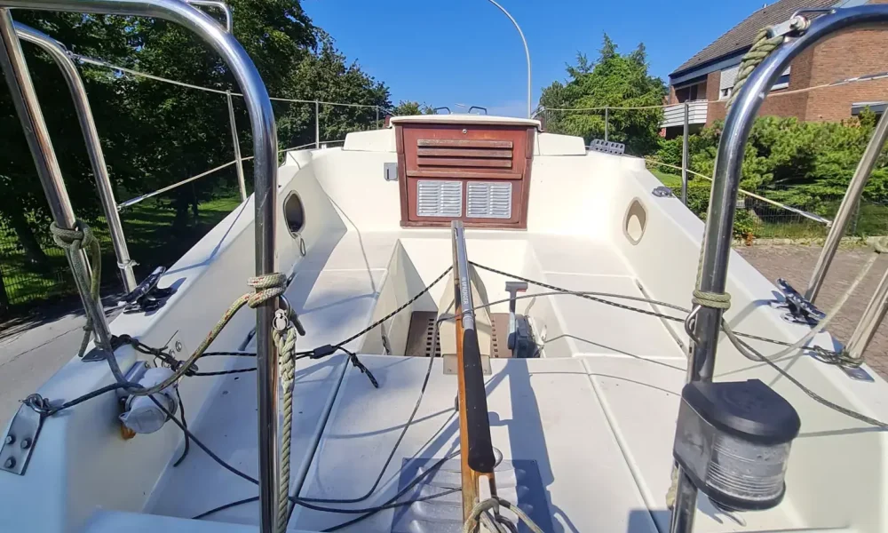 Neptun 22 Segelboot mit Steckshott – gepflegte Plichtansicht des Segelboots mit Edelstahlbeschlägen und Pinne