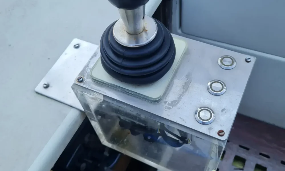 Steuerungseinheit für Bug- und Heckstrahlruder an Bord der Neptun 22