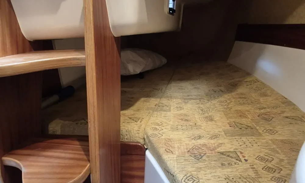 Hundekoje der Viva 700 mit bequemer Polsterung. Gebrauchtes Segelboot kaufen.