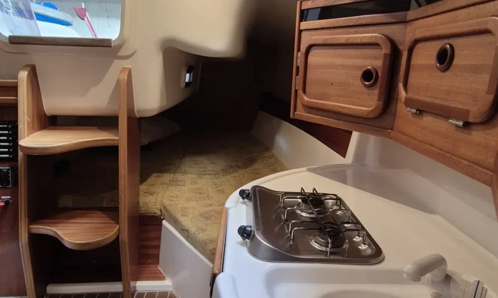 Blick auf die Koje und Pantry im Innenraum der Viva 700