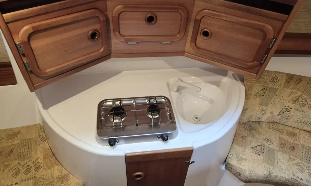 Kompakte Pantry mit Kocher und Spüle auf der Viva 700