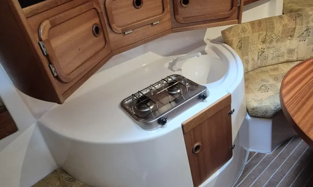 Pantry der Viva 700 mit Mahagoni-Ausstattung und 2-Flammen-Gaskocher