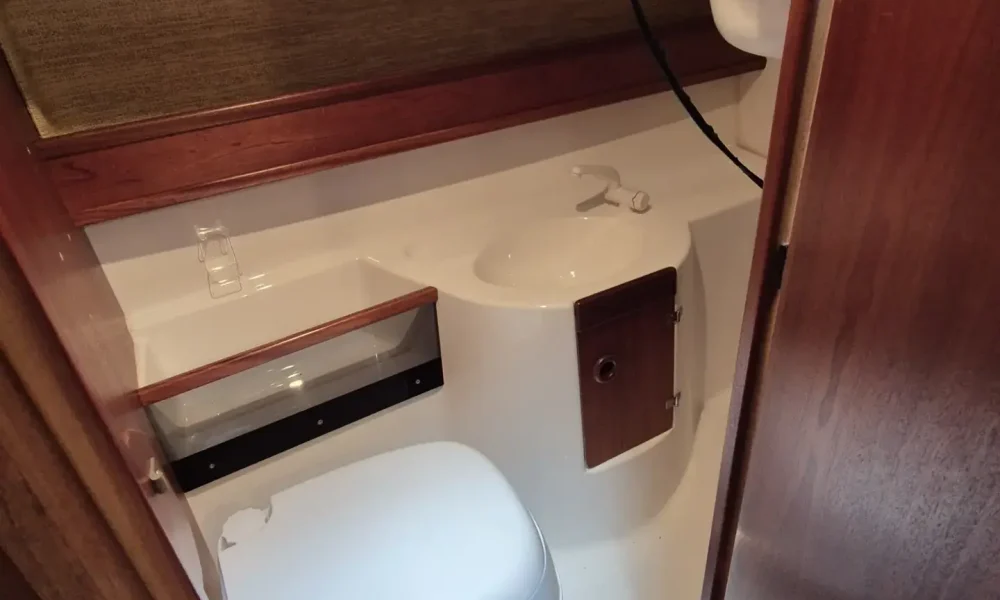 Separater WC-Raum der Viva 700 mit Waschbecken und Porta Potti