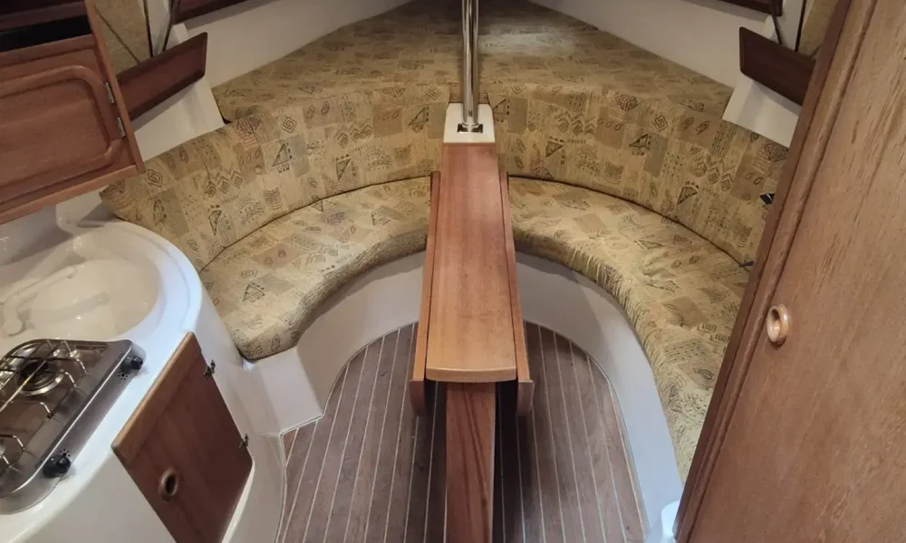 Innenansicht der Viva 700 mit Mahagoni-Ausbau, Pantry und Rundsitzgruppe