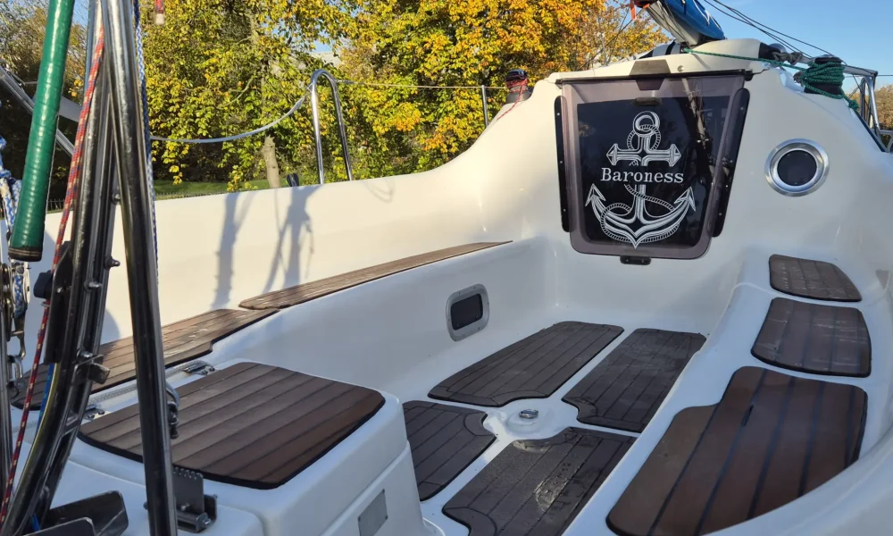 Cockpit der Viva 700 mit Flexitek-Beplankung und geöffneter Badeleiter