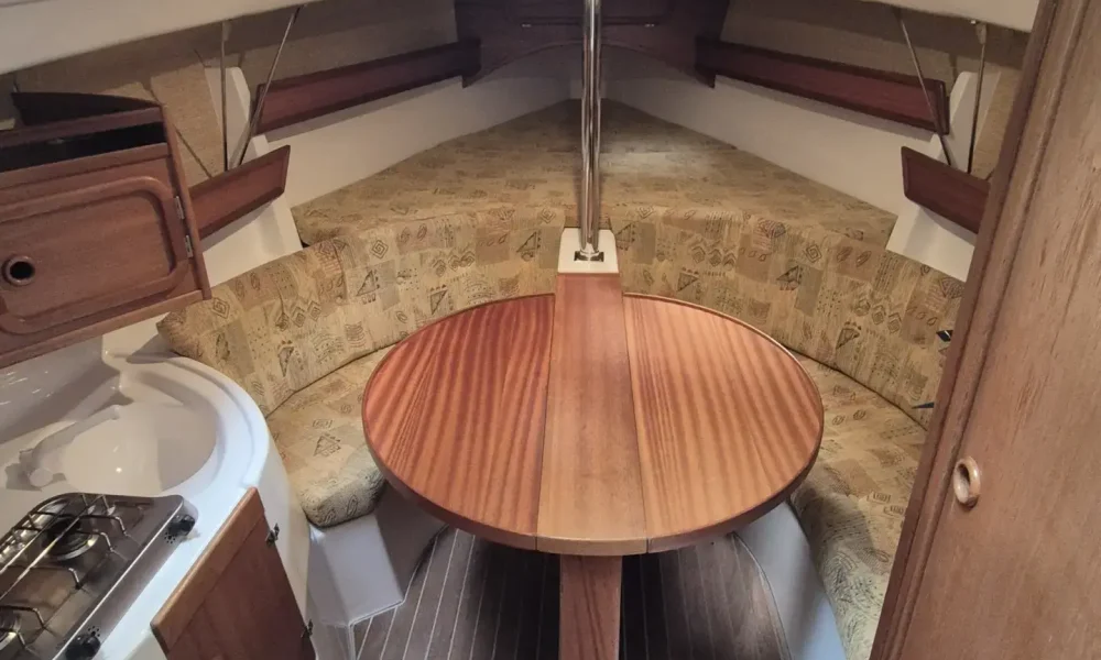 Salon der Viva 700 mit großer Rundsitzgruppe und Klapptisch